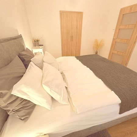 Trio Apartments اوسترافا المظهر الخارجي الصورة
