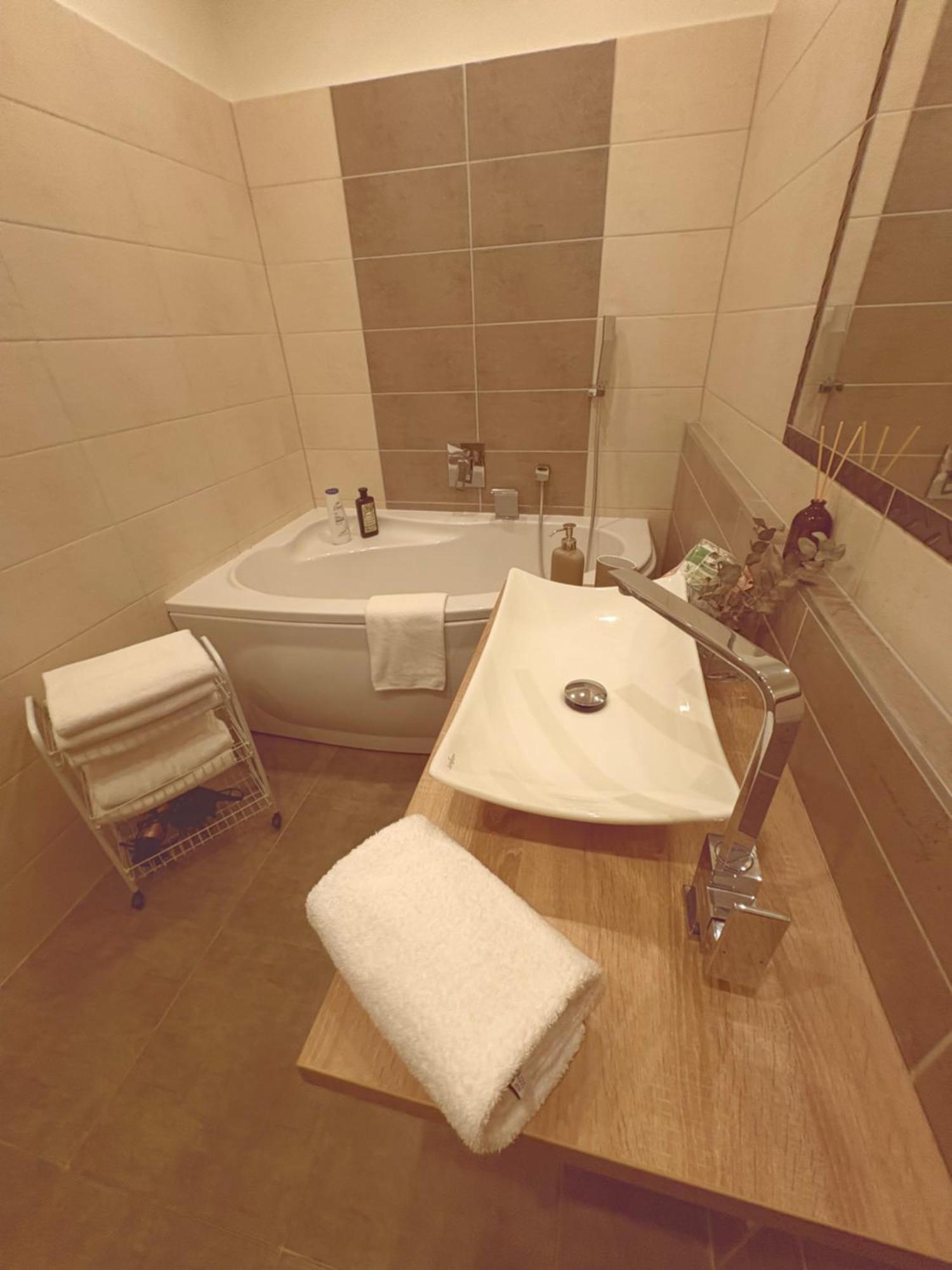 Trio Apartments اوسترافا المظهر الخارجي الصورة
